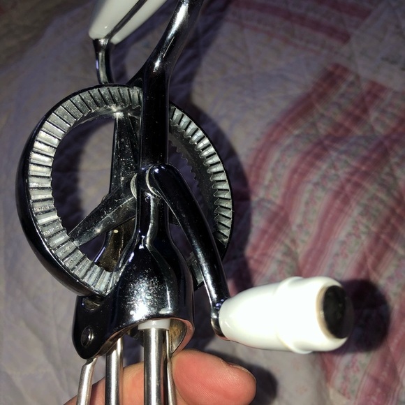 Vintage Hand Mixer with White Handles - farmhouse ready - off the grid- camping - Picture 7 of 8